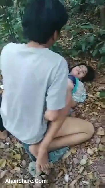 ABG lagi enak enak ngewe disemak semak eh kepergok warga Thumb