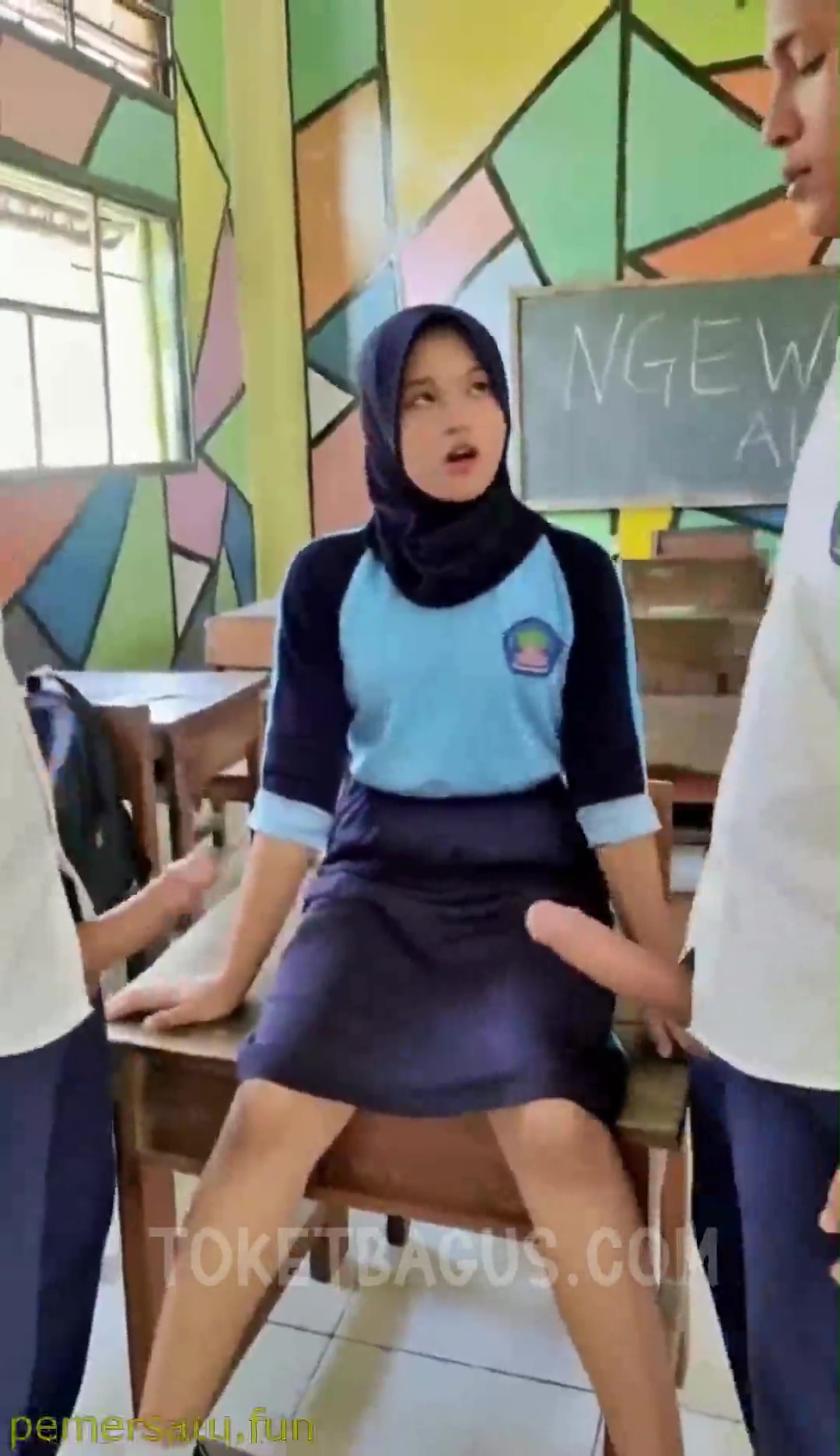 Murid Smp Dientot Bergilir Dalam kelas 2 Batang Masuk memek Thumb